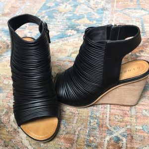Hinge black wedges